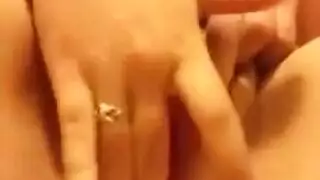 عاهرة مصرية تكشف عن ثدييها الكبيرين وتدلك فرجها المشعر بقوة