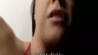 زوجة الأب المثيرة تركز على قضيبه الغليظ في فيلم إيروتيكي محترف