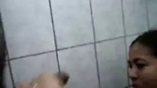 خادمة مفلسة تُضاجع بوضعية الكلب في الكعب العالي جنس عنيف