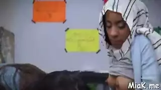 تانجو محجبة تعلم البليز