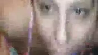 ثلاثي في البار: قضيبان سميكان يضربان الفتيات البريئات