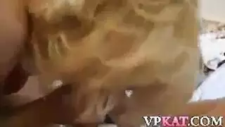 قضيب الشاب الأصغر يُكشف من قبل امرأة راكعة شبقية