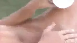 شقراء عاهرة هايدي كريب تلمس فرجها المبلل على الأرض