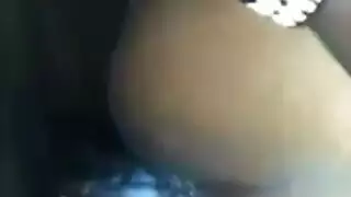 جميلة سمراء ذات شعر مجعد تمص بقوة بينما تُضاجع بقضيب سمين