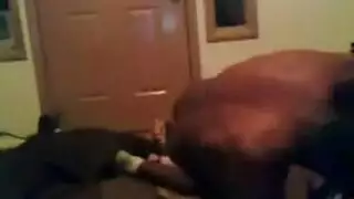 يوم مشمس وعري عام: رجل مقرن ضخم يظهر كل شيء