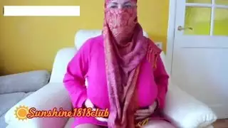 فتاة مسلمة تبث سراً عرض ويبكام فردي صريح