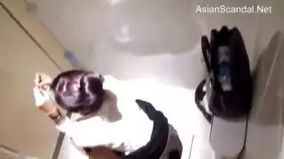متلصص يسجل ثنائيًا مشاغلًا يمارسان الجنس بعنف في كابينة الحمام