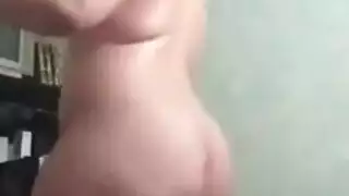 نيك شرموطة مصرية دبدوبه ترقص وتهزر بزازها بدلع