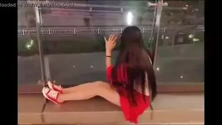 يصيب فاتنة الآسيوية بجد أمام الكاميرا لتوابل حياتها الجنسية
