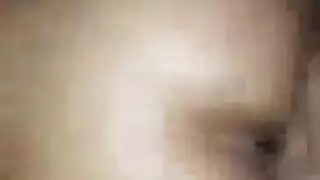 مغامرة ربة المنزل الوقحة في الهواء الطلق تنتهي بحلق عميق في المنزل