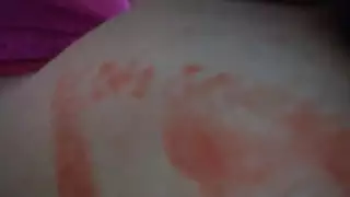 رجل ينيك فتاة ويعذبها ويكتب على البيبي بتاعها