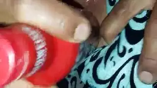 البيرة النحيلة العاهرة تنال على وجهها طلاءً ثم تعطي مصًا قذرًا