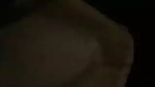 إصبع وتغطية كاملة بالسائل المنوي بينما الزوج يراقب