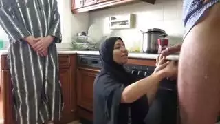 ديوثية صريحة: زوجة عربية تأخذ قضيبًا عملاقًا أمام الكاميرا