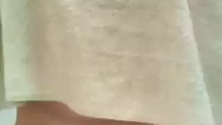 فتاة عربية تعرض ثدييها الضخمين وفرجها المشعر بعد حمام ساخن