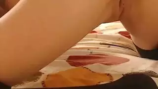 عاهرة شقراء شرهة تُدمر بواسطة قضيبين كبيرين