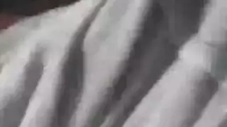 ربة منزل محتاجة تلمس نفسها في غرف فارغة مرتدية بنطال كاكي ضيق