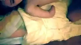 تمثيل دور الحبس: عربية مثيرة بقناع سجين تبتلع قضيباً سميكاً في حلقها