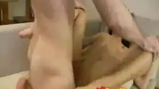 عاهرة سمراء تحب فرك فرجها على قضيبه المنتصب