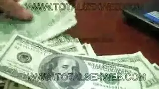 الشاب الأسود يجري عرضاً لثُلاثي عارض مع ثلاث سيدات مثيرات