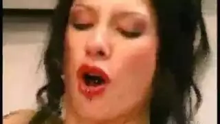 الفتاة الشقراء ذات النظارات تمارس الجنس القذر مع سحاقية