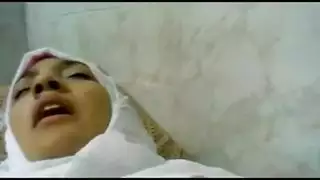 عذراء عربية تحصل على أول تجربة إباحية لها