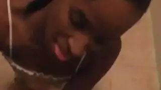 الجميلة السمراء تفتح فتحاتها من أجل جنس أصابع قاس