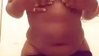 الحمار الكبير، الفاتنة السمراء تنزلق بينما شريكها يحفر طيزها ويلحسها