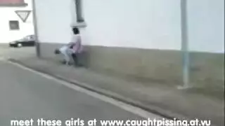 الفتيات يتبولن على فتات