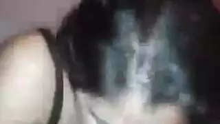 مراهقة مفلسة تكشف فرجها وهي ترتدي سراويل حريرية