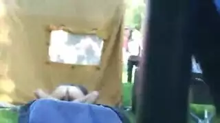 حفلة عامة تتحول لخاصة: جنس صريح في الحديقة