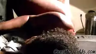 امرأة ممتلئة في زي شرطي في جلسة جماعية