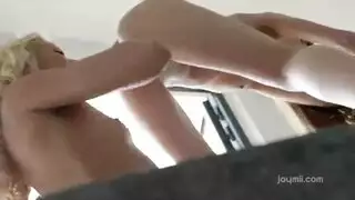 عاهرات شقراء وسمراء تتبادلن اللعاب في قبلة عميقة