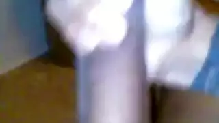 مدمن استمناء يعمل على قضيبه حتى يطلق حمولة سميكة
