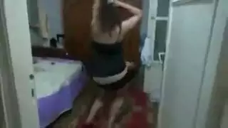 ترقص مثل العاهرة ثم تمارس الجنس مع نفسها بلعبة