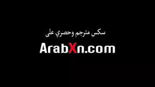 اخت جميل تدخل على اخو في الحمام يلعب في بزاز