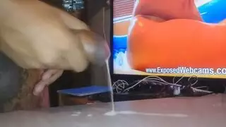 شقراء ترتدي نظارات تمص وتمارس الجنس في ثنائي ساخن بغرفة المعيشة