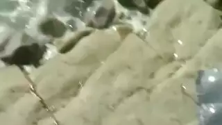 فيلم تجسس: زوجة الشاطئ العاهرة تتوسل لقضيب صعب في البحر