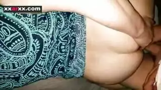 يعرض زوجته على مدير العمل