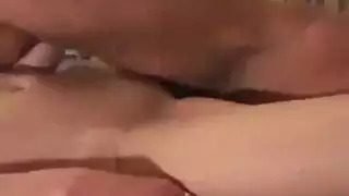 زباب وحشية تضخ بقوة شريط جنس صريح