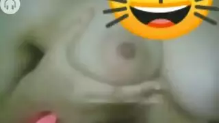 حديث قذر وعري: فانتازيا أسماء في مكالمة الفيديو