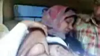 جنس سيارات إباحي: خطيبة تُلمس وتُمارس الجنس بقوة