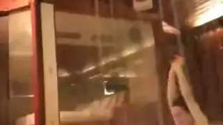 تتسلق السلم الوظيفي على ركبتيها: سكرتيرة سمراء تأخذ قضيبًا من أجل ترقية
