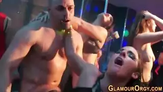 فتيات عاهر في مشهد جنس جماعي مكثف