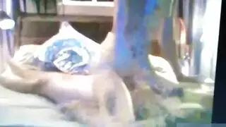 ماديسون الناضجة تتراجع على ركبتيها لمشهد مص عميق إكس إكس إكس