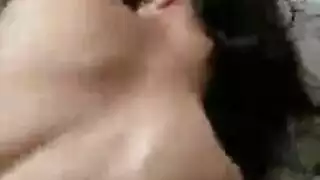 الفتاة الحلوة تحب أن تمارس الجنس بقوة بعد أن تنتهي من مص عصا اللحم