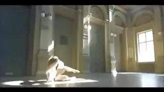 فتاة سمراء مغرية تركب قضيب أسود كبير وتنتهي بالقذف داخلها