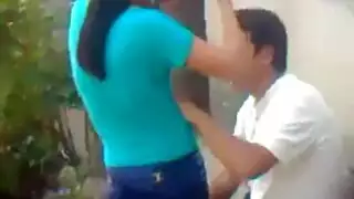 إباحية في الحديقة: شاب يفرك عضوه على خديها