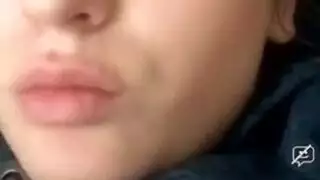 عاهرة ألمانية منمشة تفتح ساقيها وتستمني على الشاطئ
