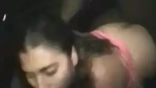 شيماء الحاج تئن بصوت عالٍ بينما منى تضرب مهبلها الرطب